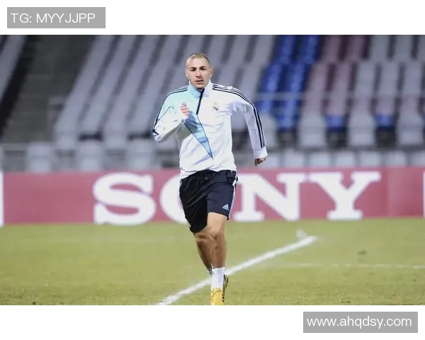 本泽马的传奇之路：从天才少年到世界足球巨星的蜕变与荣耀