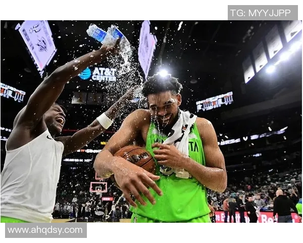 卡尔安东尼唐斯如何在NBA赛场上展现领袖风范与卓越实力