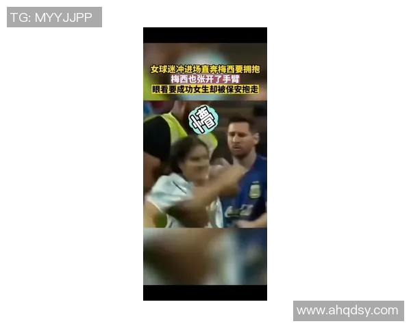 球迷疯狂冲进赛场抢夺C罗球衣引发热议的奇葩瞬间 球迷疯狂冲进赛场抢夺C罗球衣引发热议的奇葩瞬间